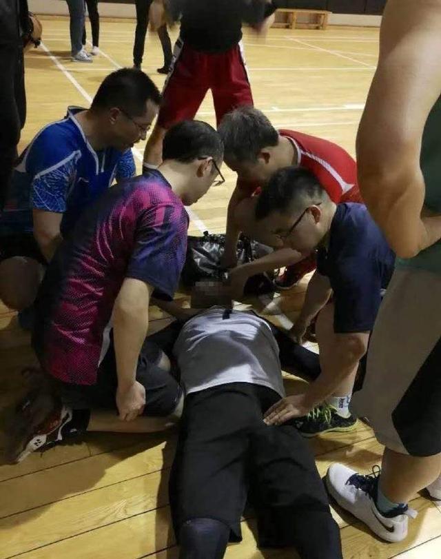 北京男子球场猝死恰好医生在旁打球立即抢救捡回一条命