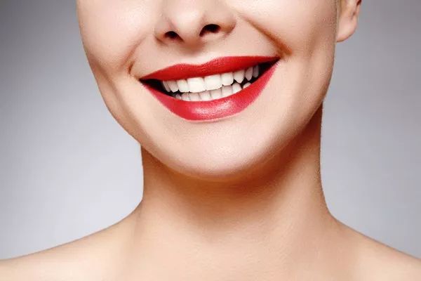 这就是 国际公认最美的牙齿笑线标准.