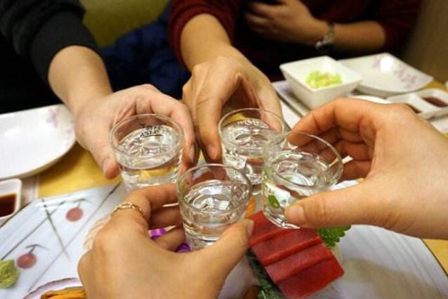 虽说少量喝酒可以促进血液活性,预防心脑血管疾病,但长期喝酒可导致