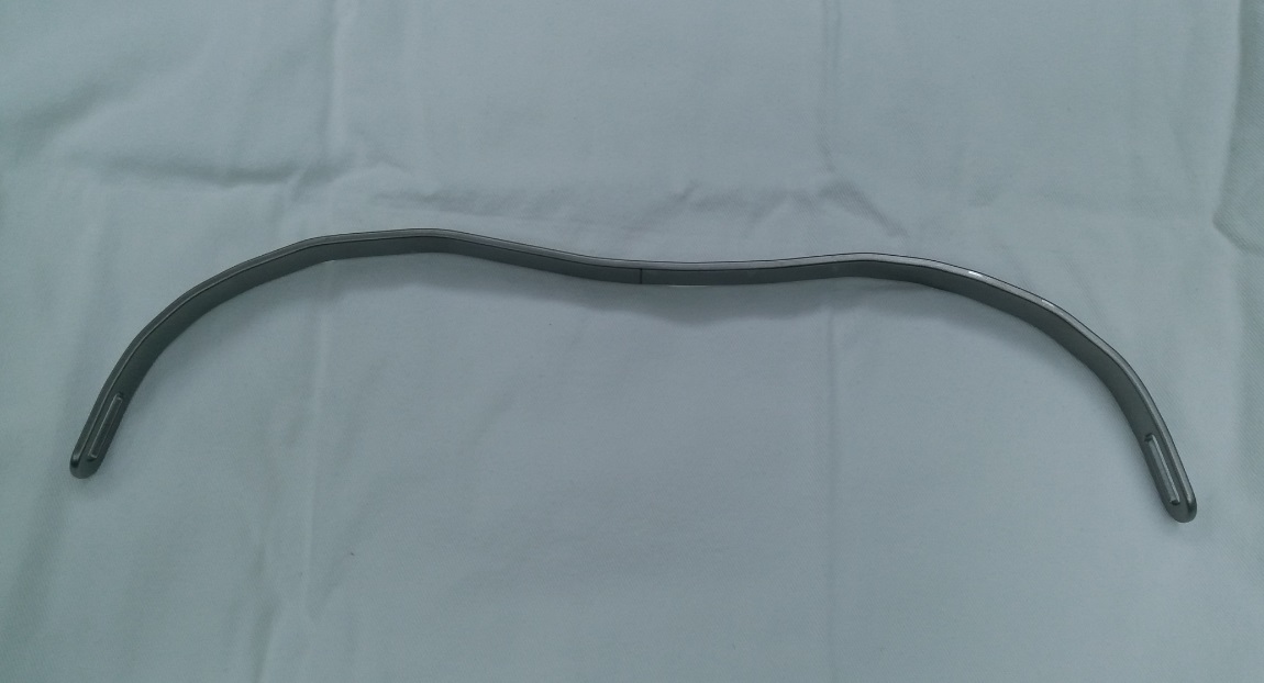 图3,钢板特殊的形状,与nuss手术的钢板形状不同.