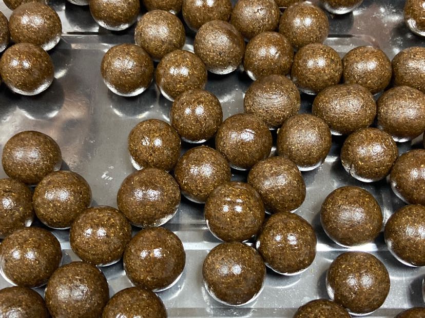 中药蜜丸是将中药粉用炼制过的蜂蜜混合在一起制成的药丸,中药蜜丸