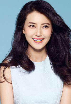 笑容灿烂的女星基本都符合这个标准,比如女神高圆圆的笑容,非常自然