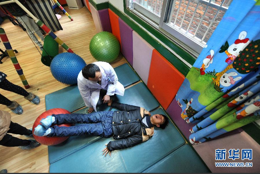 脑瘫青年执着追求文学梦,面对脑瘫孩子运动障碍家长应该如何缓解?