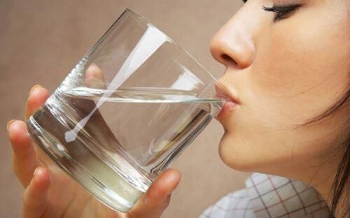 一个人每天应该喝多少水?每天都喝5升水,
