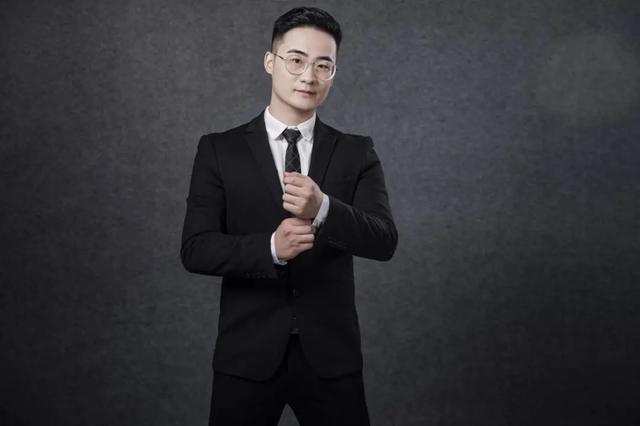 从"油腻男"到商务精英范,他到底做了什么?