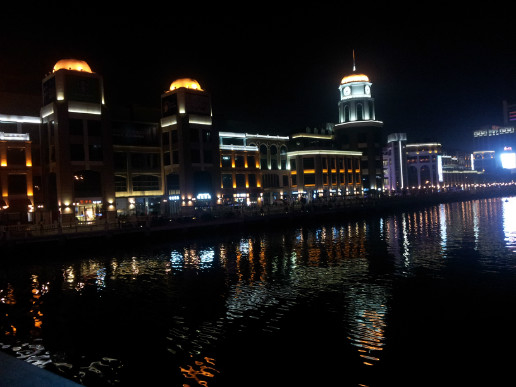 坐船夜游岐江河,去石岐佬饭店吃乳鸽.走步行街购物.