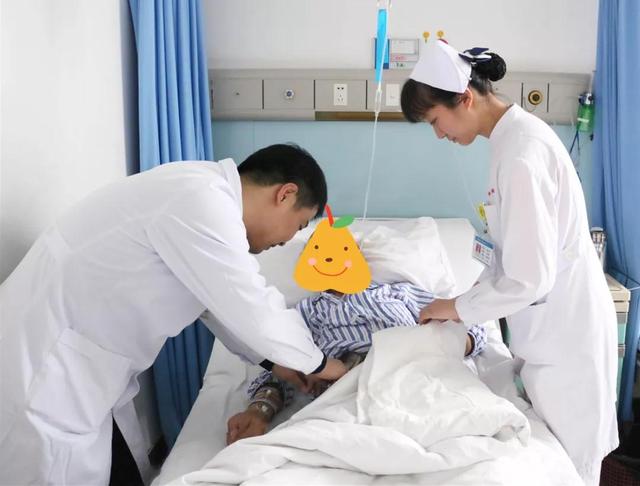 他的儿女说:"疝气不是小男孩才得的病吗,并且都是不需要做手术的吗?