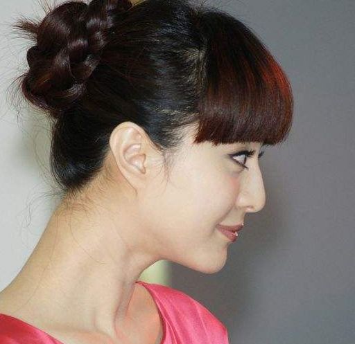 范冰冰耳朵的问题,就在于耳轮过薄,线条陡峭不圆润,看起来刁钻不秀气.