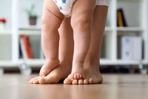 宝宝学习走路，爸爸妈妈这样做，能让宝宝走得更好！