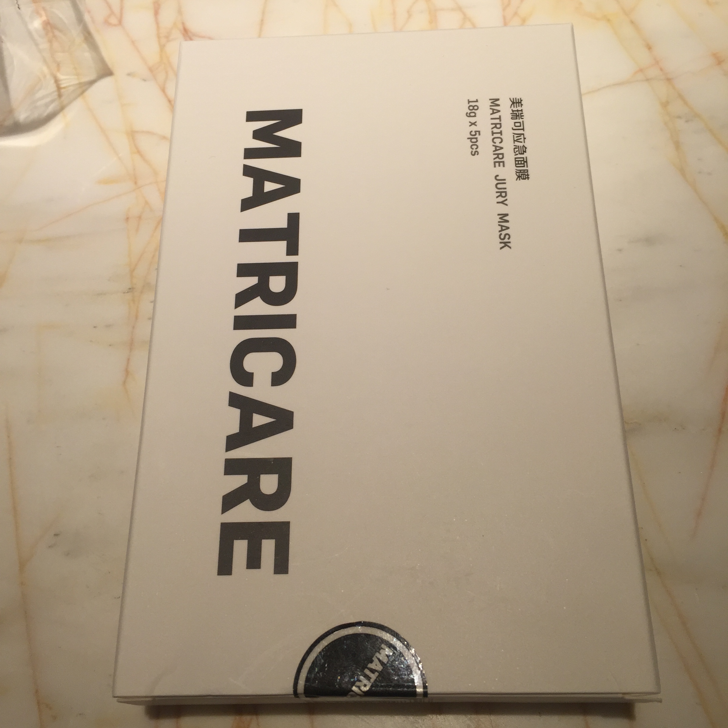 协助肌肤抗击游离自由基,预防脂质异常交联,修复肌肤屏障,锁紧养分