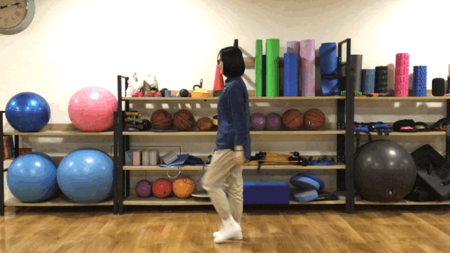 闭眼原地踏步走,睁眼一看歪成狗?