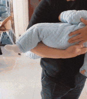 开始不断用哭闹来要求爸爸妈妈关注他们,抱抱他们,睡觉之前也要哄一哄