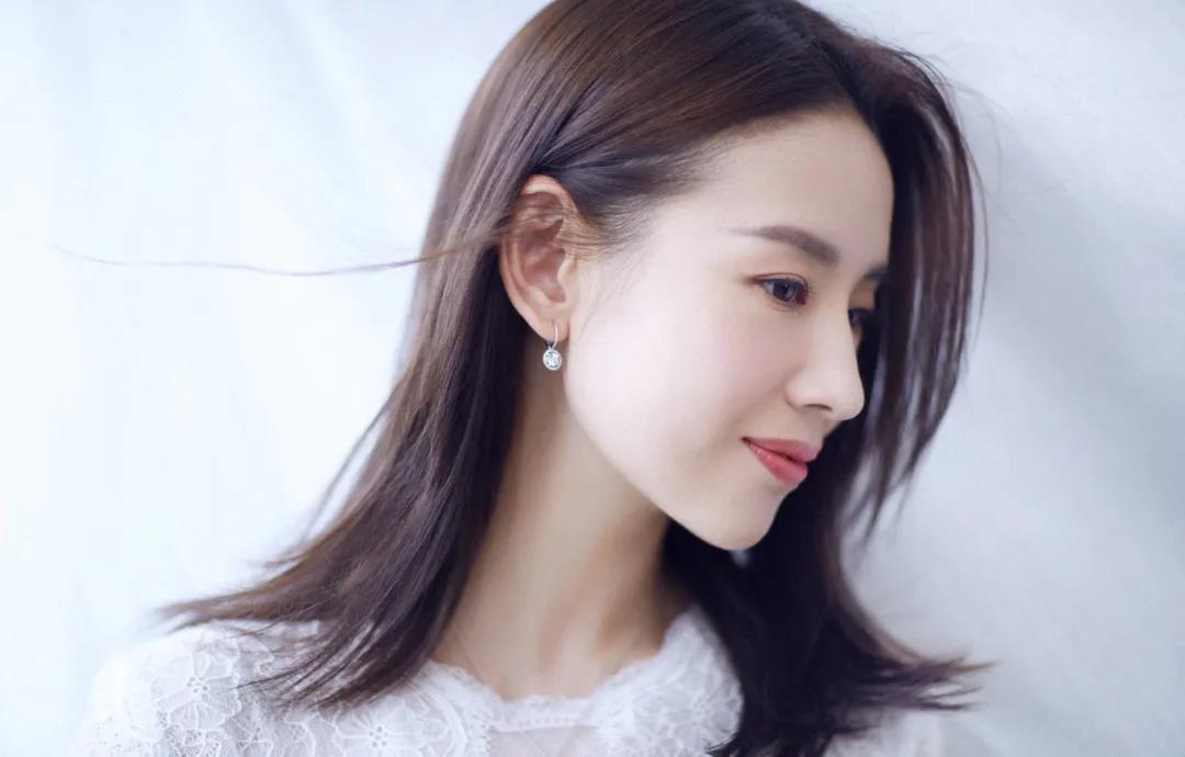 导致整个鼻子的线条不够流畅,但是董洁的鼻子鼻头非常完美,高耸而小巧