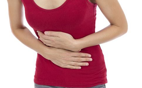 当穿孔之前上腹部出现明显不适,穿孔后由于消化道液刺激疼痛不适加重