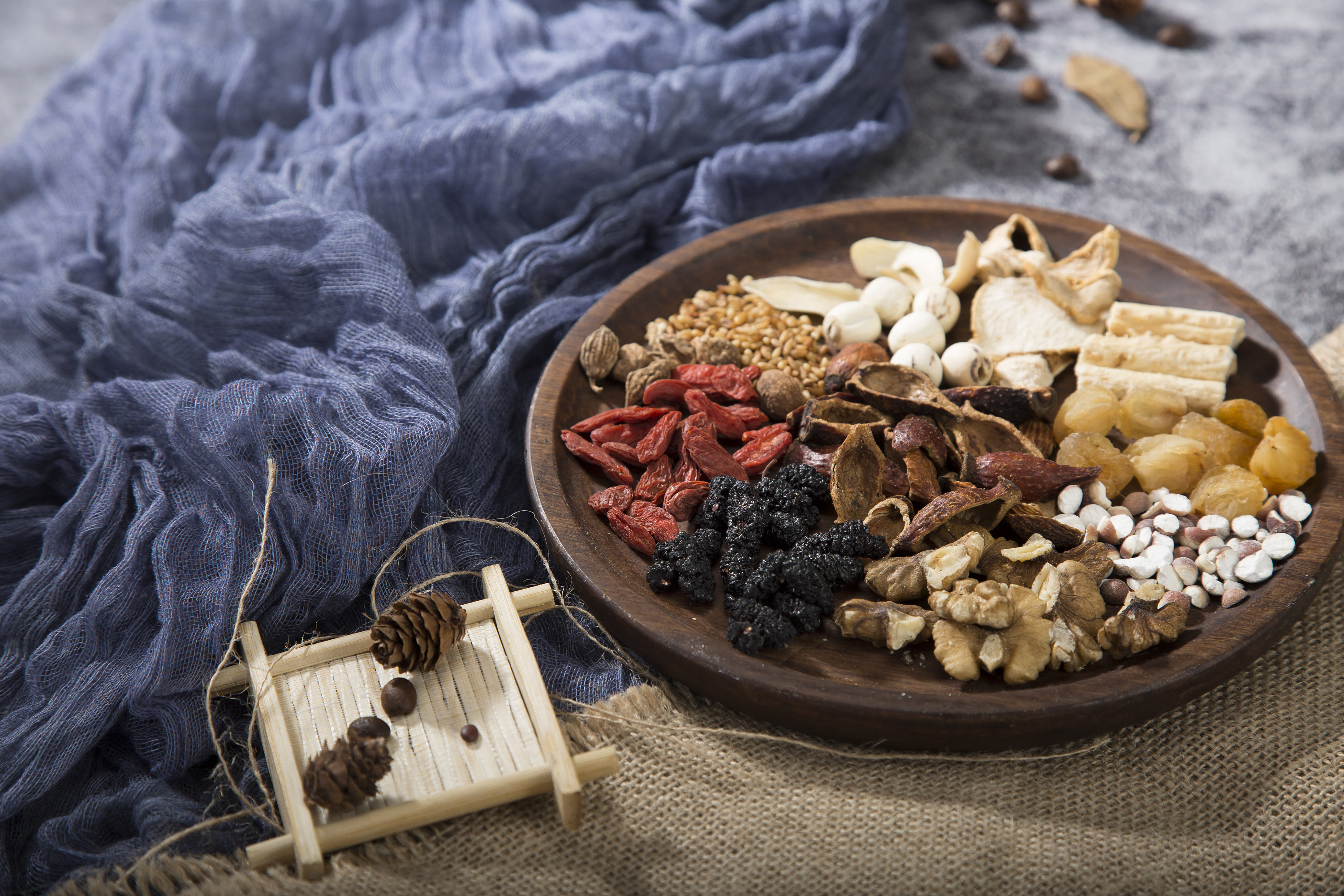 随着科技的发展,人们发现部分中药含有有效抗癌成分,临床上应用这些